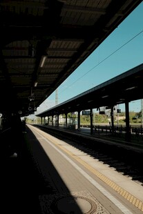 空旷站台静候列车到来