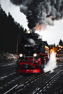 蒸汽火车行驶冒出滚滚浓烟