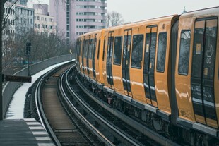 城市轨道列车行驶于弯道