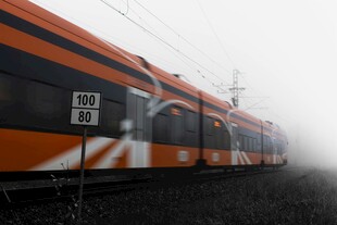 橙色列车穿行于迷雾中