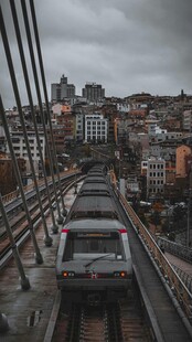 城市铁轨上行驶的列车