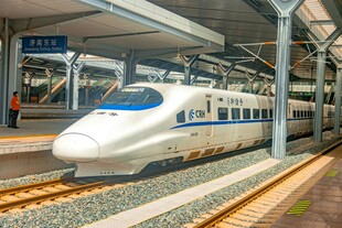 高铁站台上的高速列车
