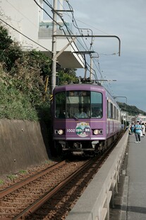 紫色列车行驶在户外轨道