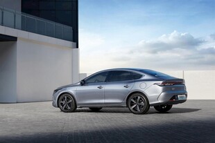 银色动感轿车外观展示