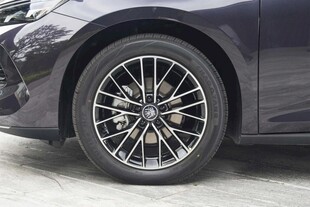 精致汽车轮毂特写