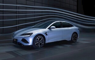 时尚动感的流线型轿车