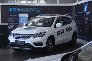 展厅中的白色SUV汽车