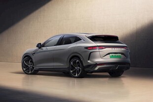 银色动感新能源汽车尾部