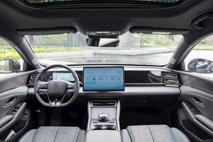 现代汽车内部精致驾驶舱