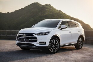 白色大气SUV户外展示