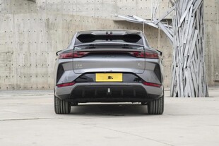 时尚SUV汽车尾部特写