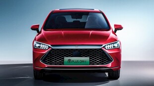 红色时尚新能源SUV汽车