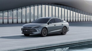 银灰色轿车于开阔场地行驶