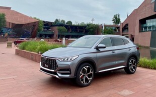 银灰色SUV停于户外场景