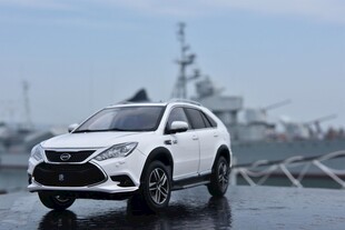 白色SUV于军舰旁酷炫亮相