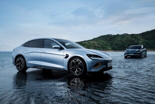 海边酷炫双车尽显科技感