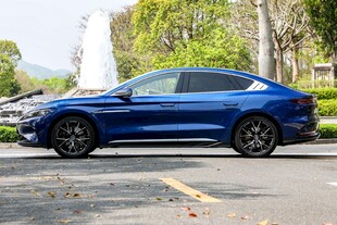 蓝色动感轿车停于户外