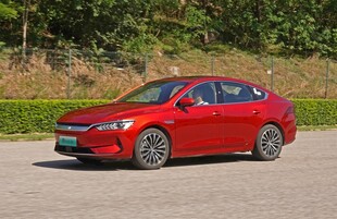 红色轿车停于户外场景