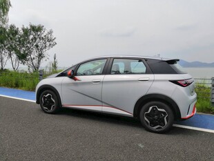 时尚白色轿车停于路边