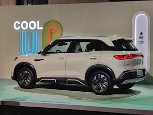 白色酷炫路虎汽车展示