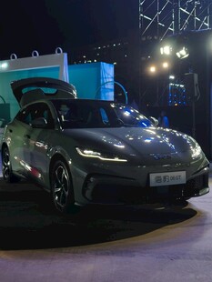 炫酷敞篷跑车夜色中亮相