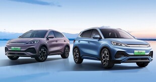 两款时尚新能源汽车展示