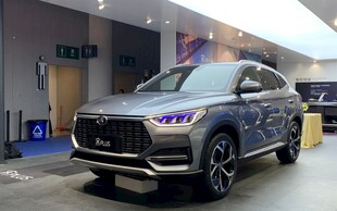 展厅中炫酷的新款SUV