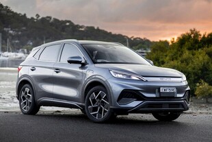 银灰色时尚SUV汽车展示