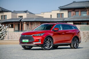 红色SUV停于中式建筑前