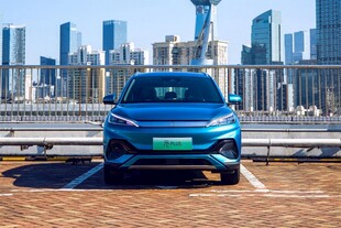 城市前的蓝色新能源汽车