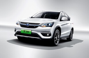 白色SUV汽车展示