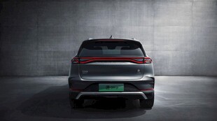 时尚电动SUV汽车尾部特写