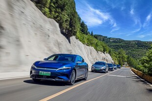 公路上行驶的蓝色车队