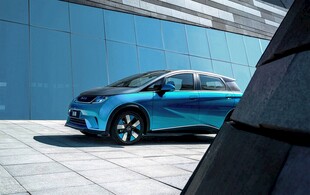 时尚蓝色轿车外观展示