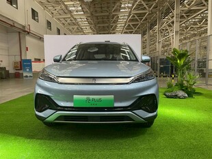 银灰色新能源汽车展示