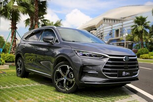 黑色SUV停于户外美景处