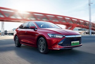 红色比亚迪汽车行驶在路上