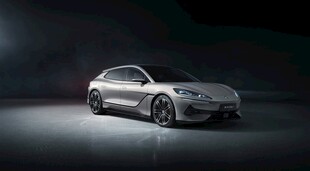 炫酷银色轿车亮相