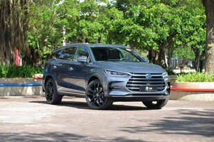 灰色SUV在路上行驶