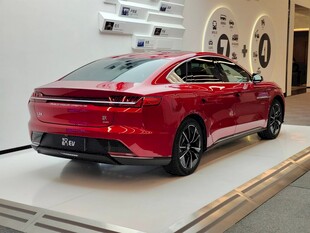 红色时尚轿跑汽车展示