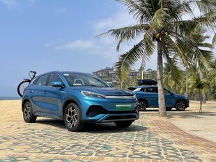 海边停放的蓝色新能源汽车