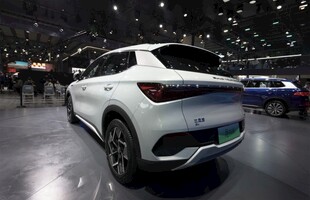 白色时尚SUV亮相车展