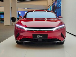 红色酷炫比亚迪汽车展示