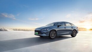 雪地中的炫酷轿车