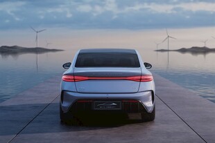 银色轿车停于水边开阔地