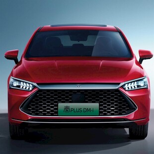 红色比亚迪秦Pro汽车前脸