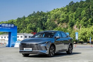 户外停放的时尚新能源汽车