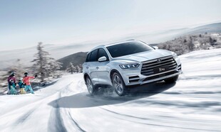 雪地中行驶的白色SUV