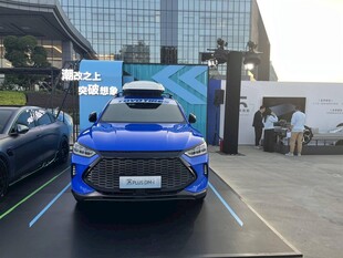 蓝色比亚迪汽车停车场展示