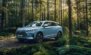 森林中行驶的时尚新能源汽车